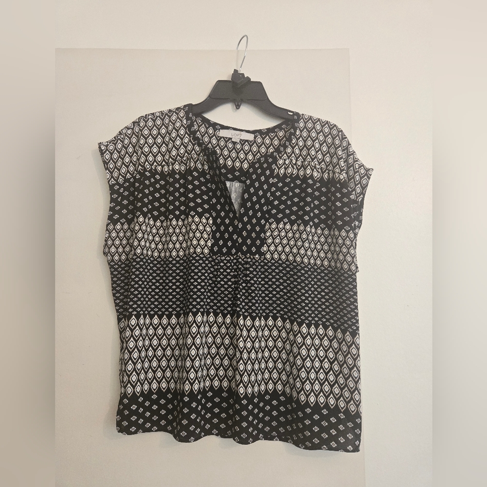 Loft Women’s Black & White Printed Cap-Sleeve Top